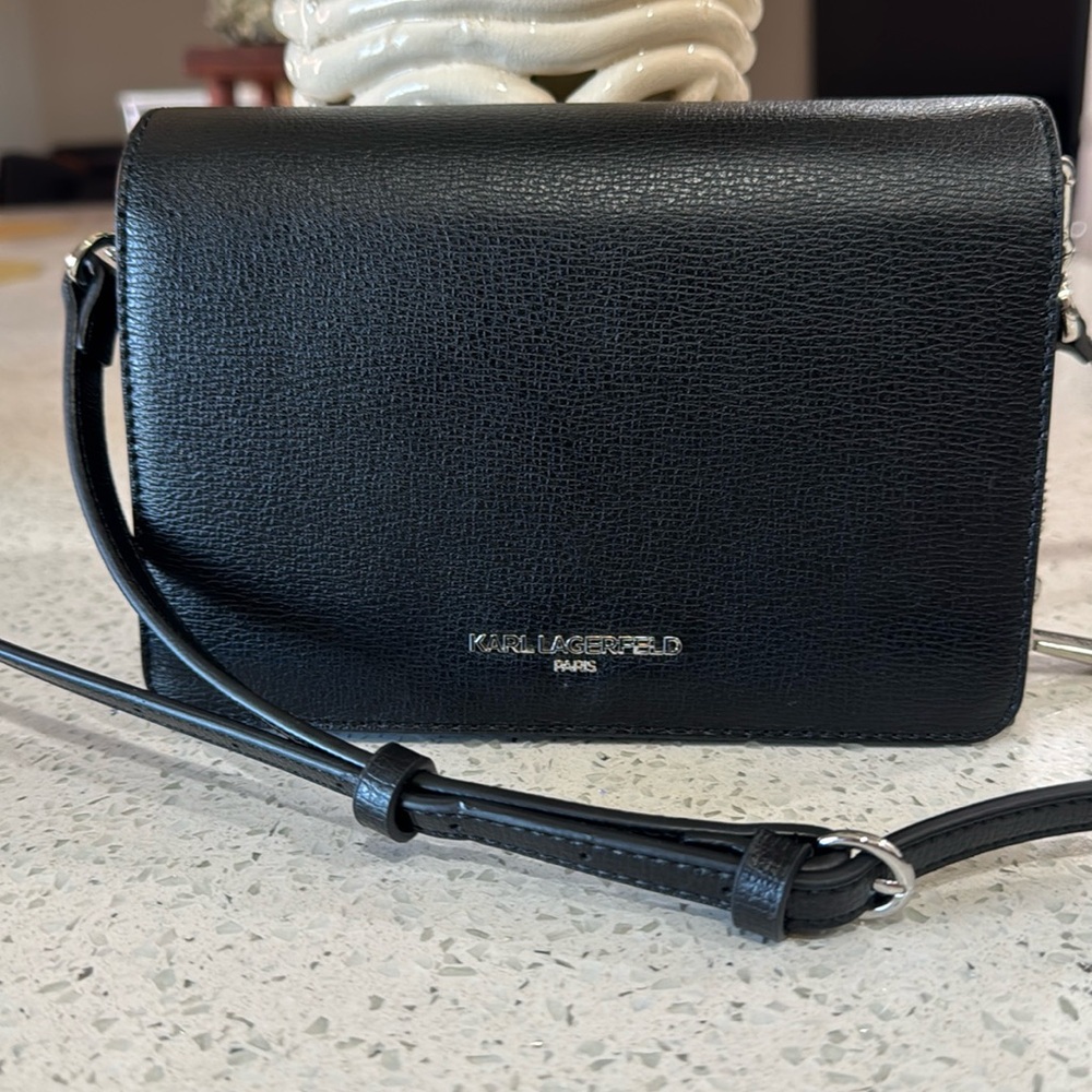 🖤KARL LAGERFELD PARIS
Lourdes Mini Leather Crossbody 
🚫No Charm Chain Accessory